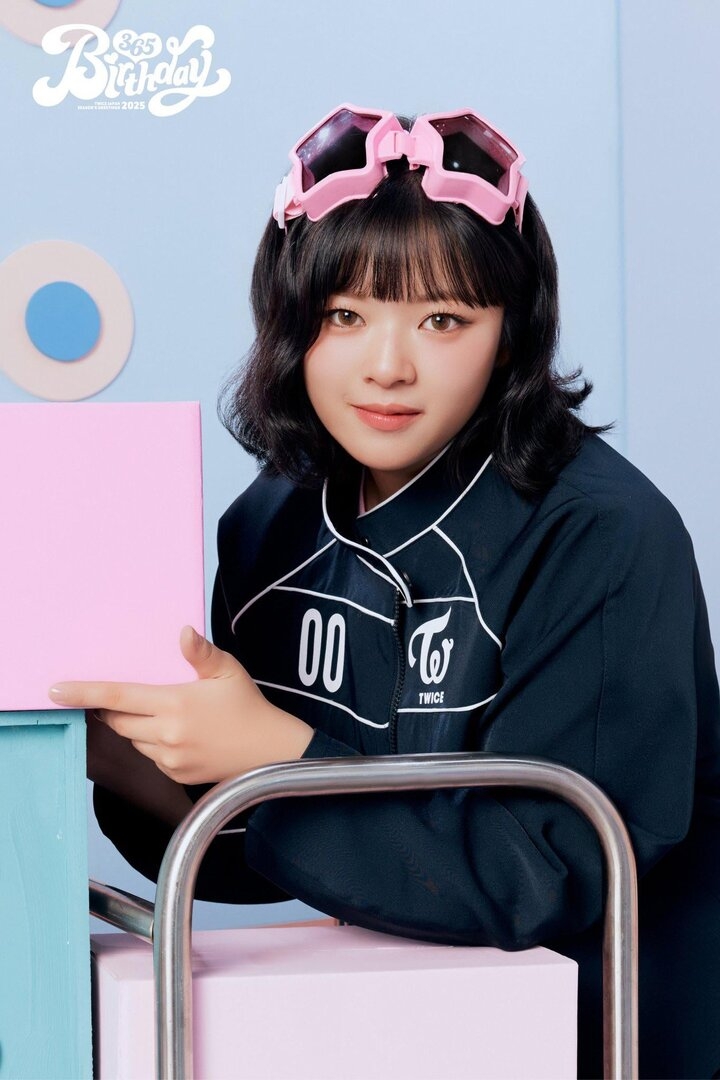 241019-japan-twitter-update-twice-japan-seasons-greetings-v0-2mh6lf66pmvd1.jpeg