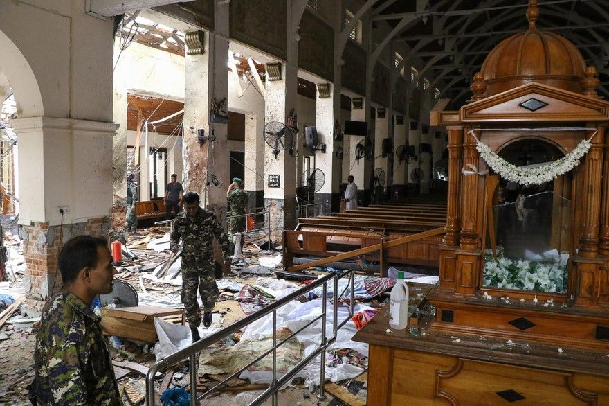 7797475363_des-militaires-dans-une-eglise-de-colombo-frappee-par-un-attentat-au-sri-lanka-le-2...jpg