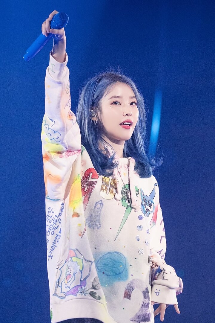 800px-IU_in__Love_Poem__Concert_in_Seoul_on_23rd_November_2019.jpg