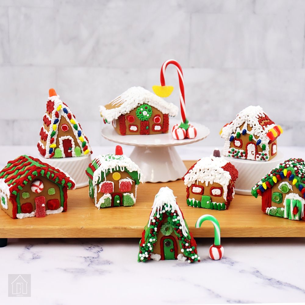 _hero_SQ_Wilton-Welcome-to-Christmas-Mini-Gingerbread-Village-Kit-1-99bfb528555342cc93d5eb2739...jpg