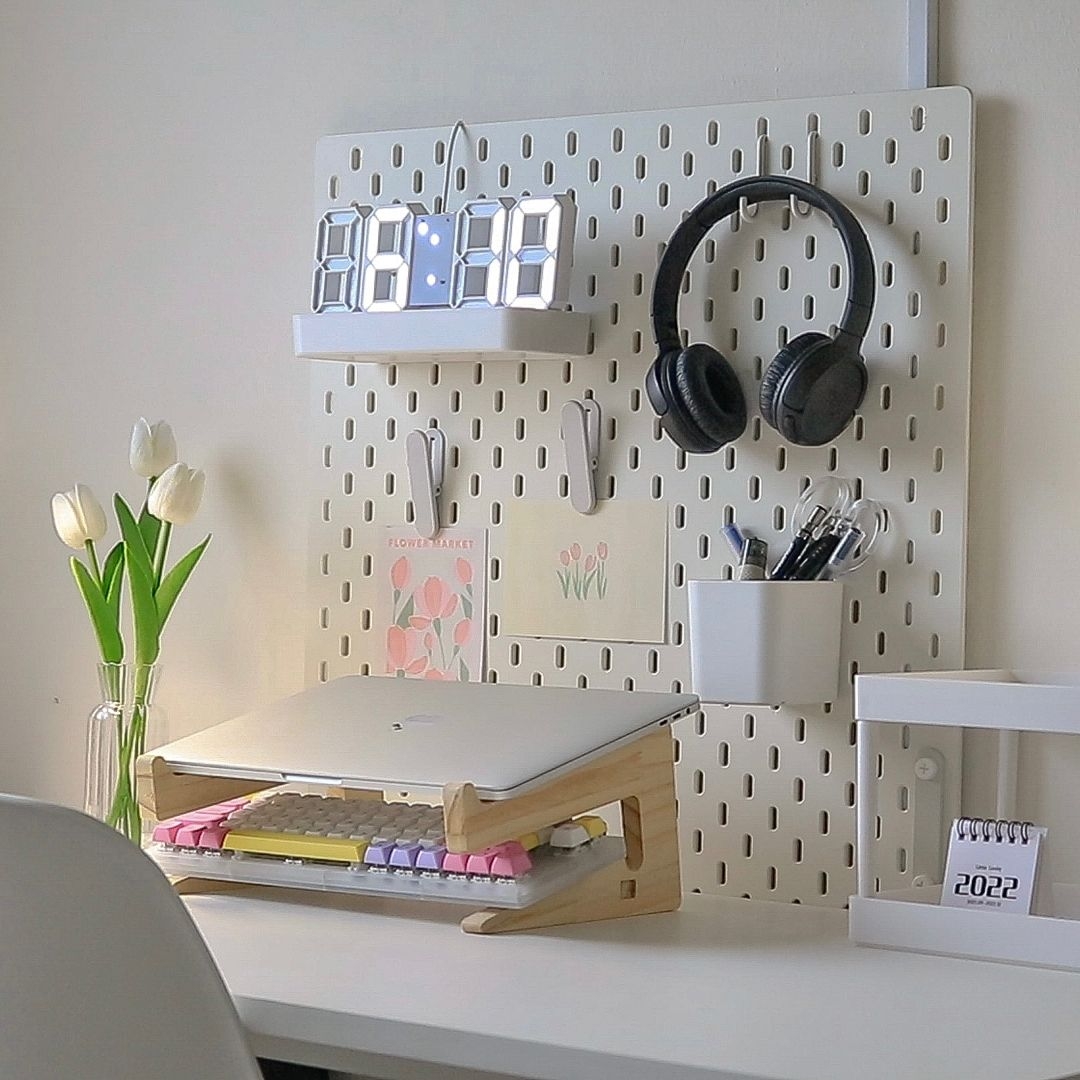 aesthetic desk setup.jpeg