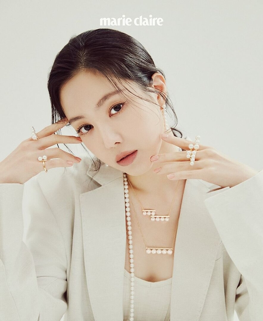 Apink - Naeun (Marie Claire, May 2021) 07.jpg