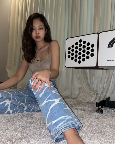 blackpink-jennie-kim-outfit-1-1610840480.jpg