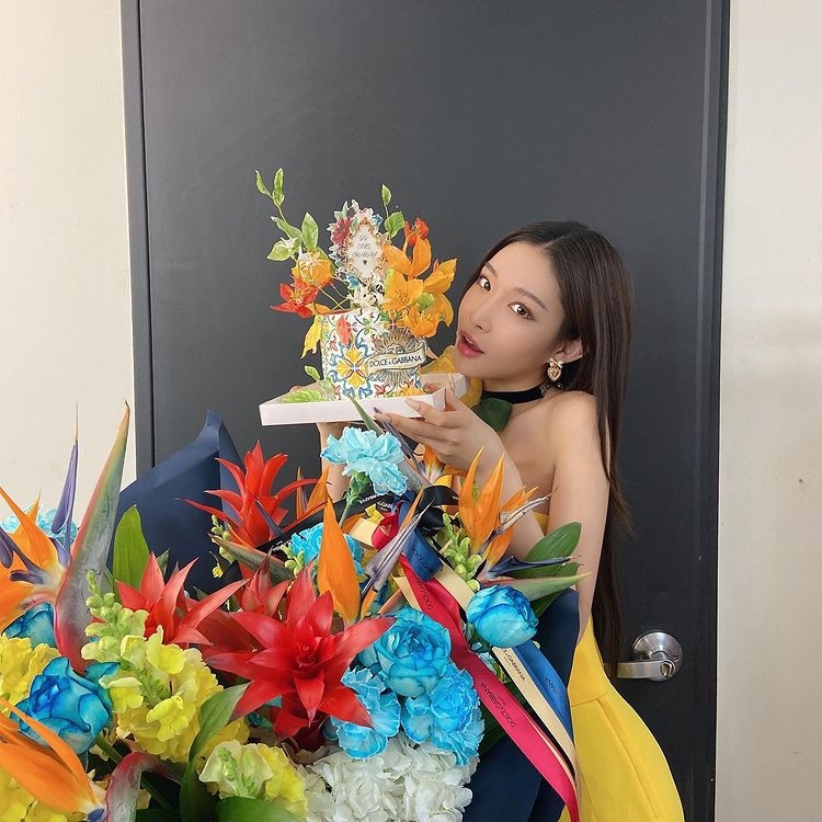 chungha-sexy-in-a-halterneck-dress-who-is-the-flower.jpeg