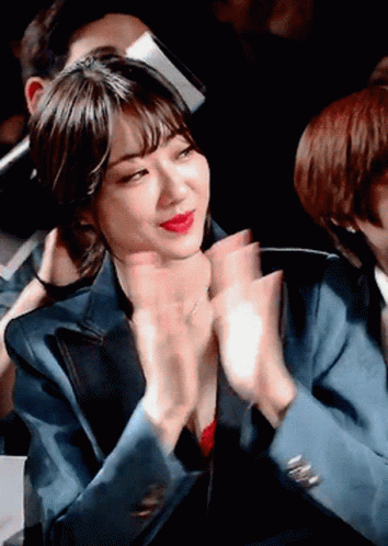 clapping-kyungri.gif