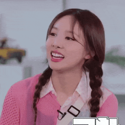 cr-to-inaysvine-nayeon-blowing-up.gif