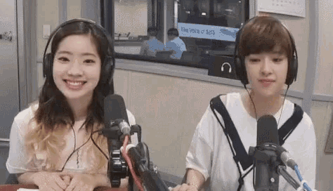 Dahyun and Jeongyeon.gif