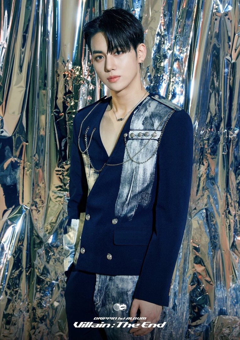 DRIPPIN_Hwang_Yun_Seong_Villain_-_The_End_concept_photo_1 copy.jpg