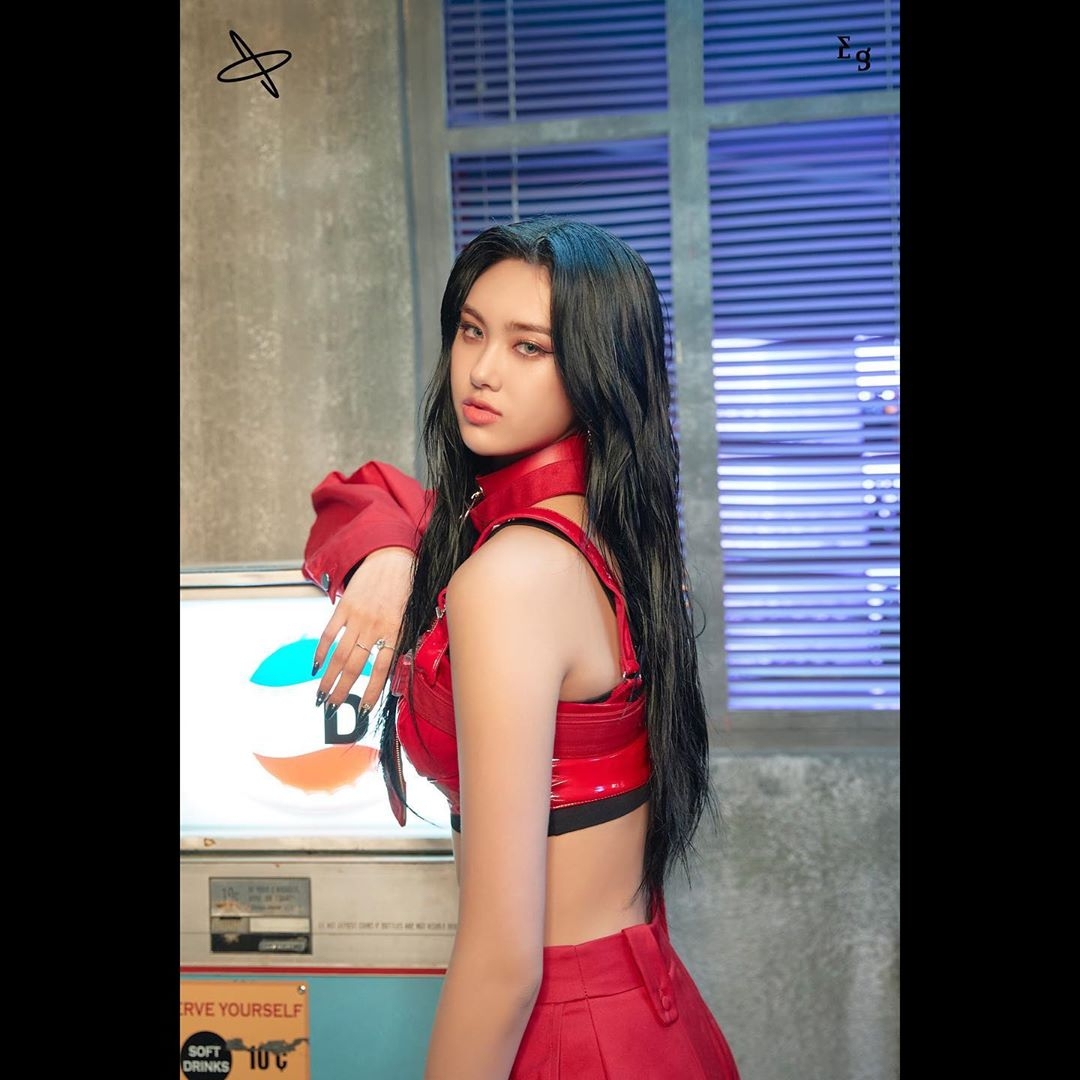 Everglow - Aisha (LA DI DA Teaser) 01.jpg
