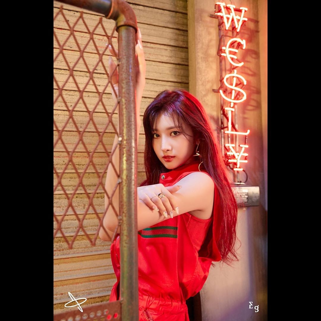 Everglow - Sihyeon (LA DI DA Teaser) 01.jpg