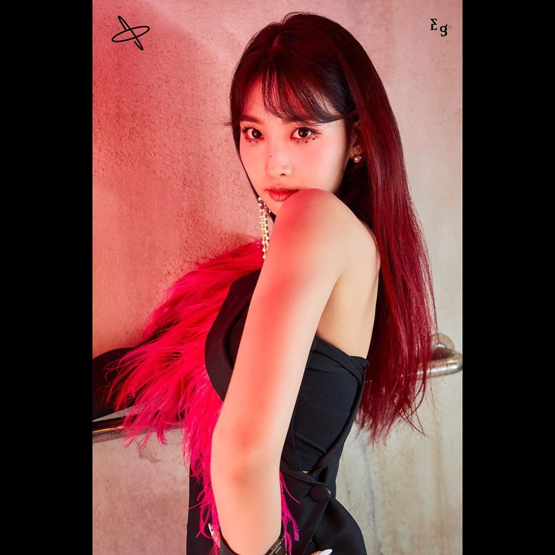 Everglow - Sihyeon (LA DI DA Teaser) 02.jpg