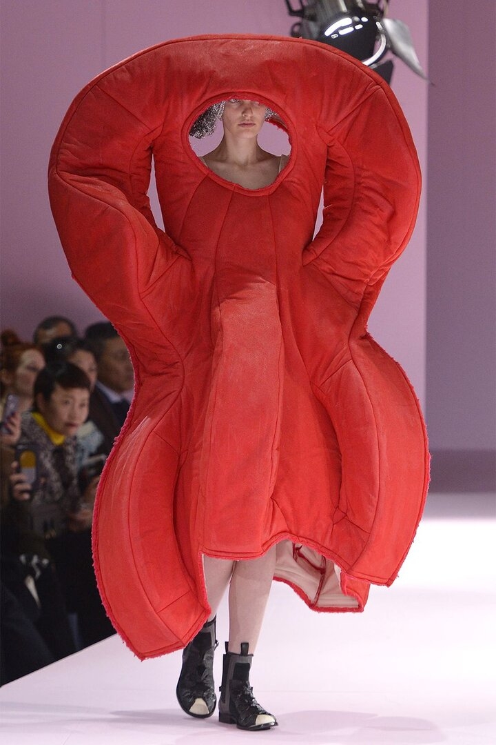 hbz-unpractical-runway-looks-commes-des-garcons-gettyimages-648026112.jpg