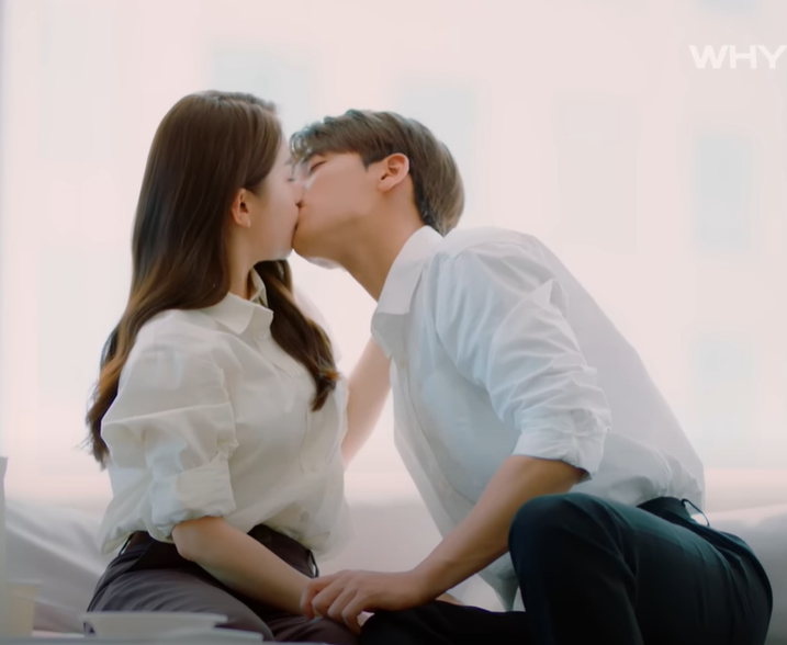 hyuk kissing.png
