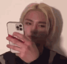 hyunjin-stray.gif
