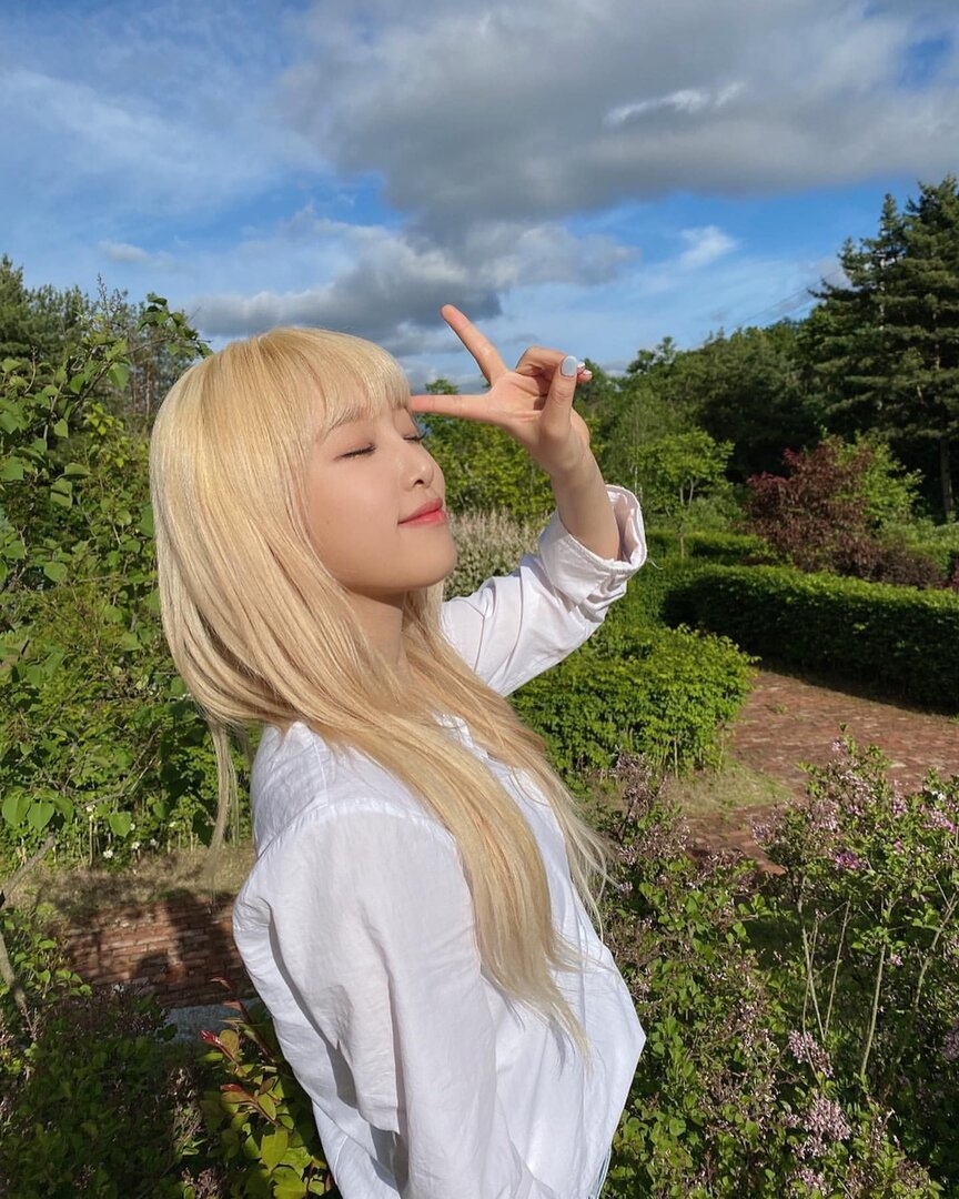 Instagram official_izone, #official_izone, IZ_ONE 아이즈원 _ Girls photos from Instagram, weibo, ...jpeg