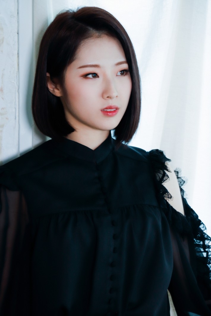 LOONA-X-X-photoshoot-behind-Haseul-loo-CE-A0-CE-94-42659872-710-1065.jpg