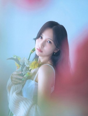 MiSaMo-x-Switch-mina-twice-45097495-300-395.jpg