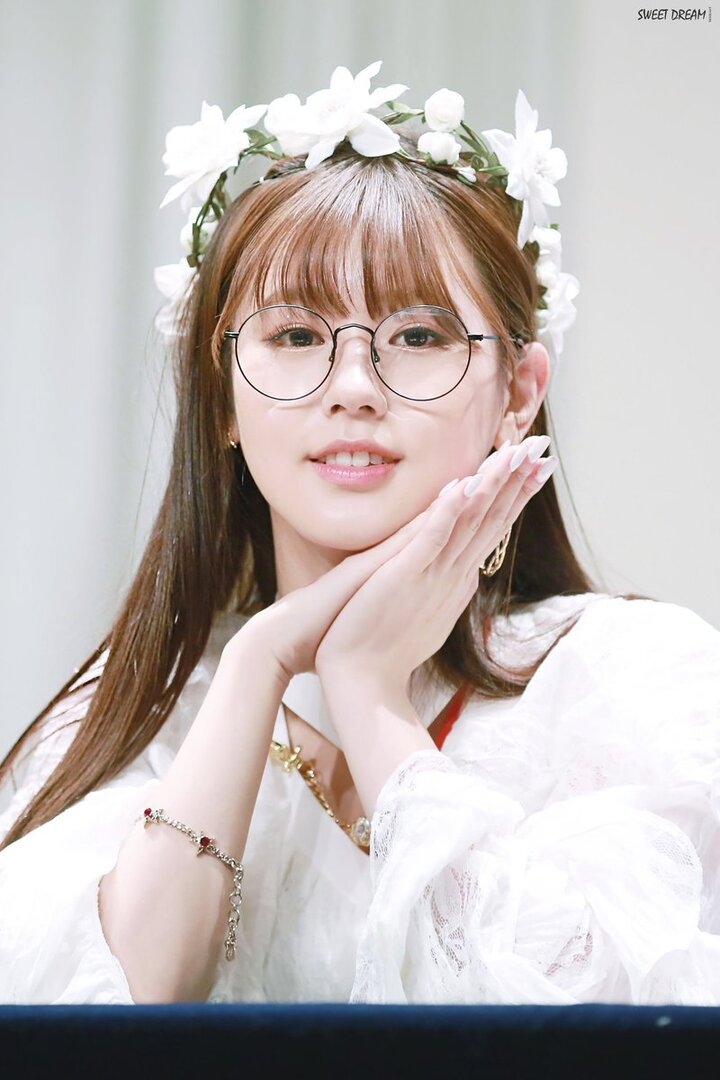 Miyeon, glasses 1.jpg