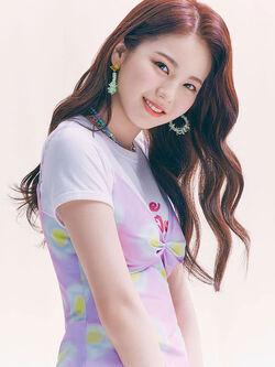 NiziU_Ayaka_Take_a_picture%3FPoppin%3F_Shakin%3F_profile.jpg
