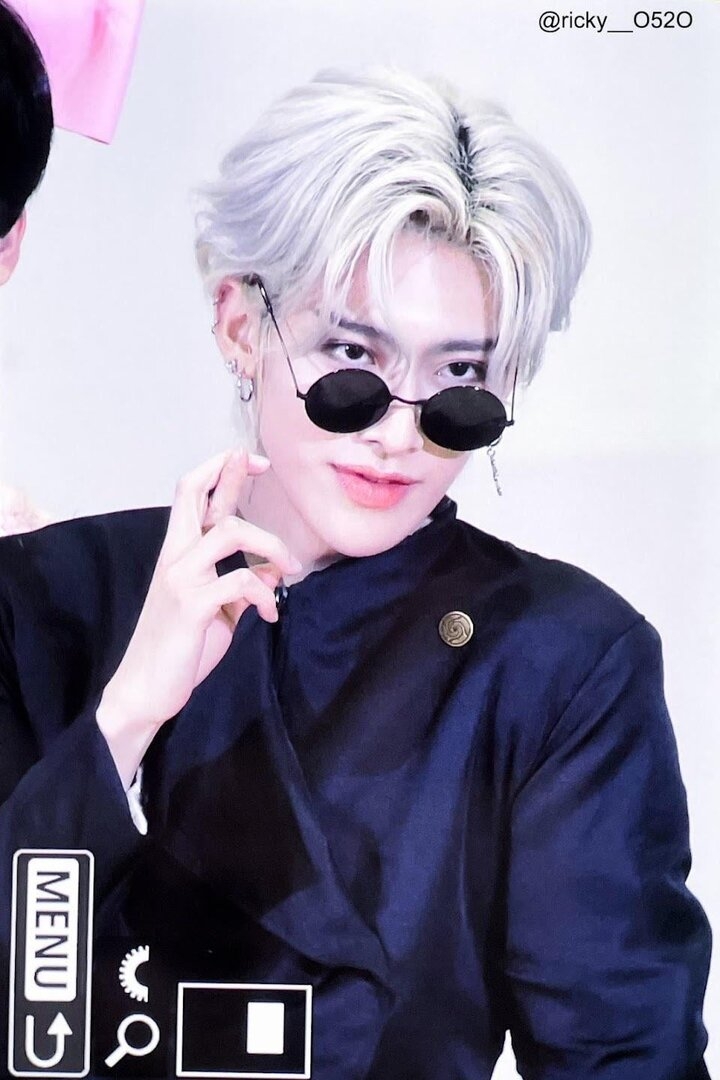 ricky-from-zb1-cosplaying-as-gojo-v0-s0omsaxvab7c1.jpeg