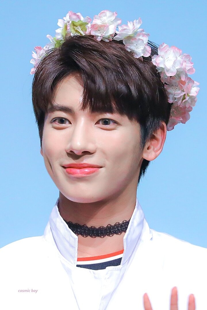 taehyundimples.jpg