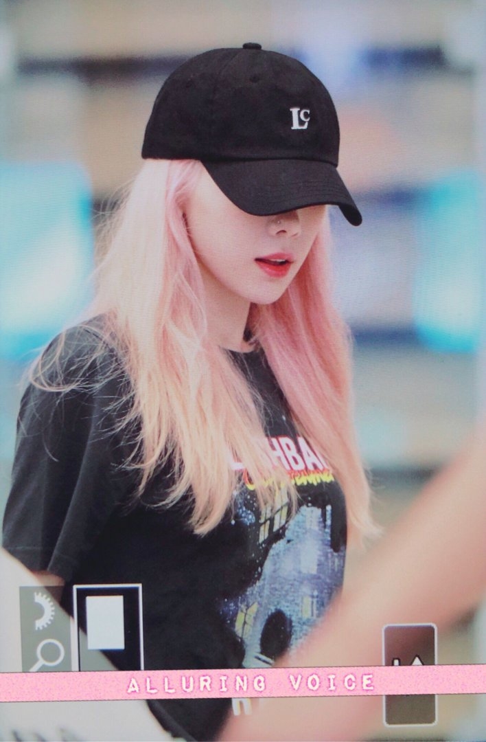 Taeyeon-had-pierced-her-nose-recently-4.jpg