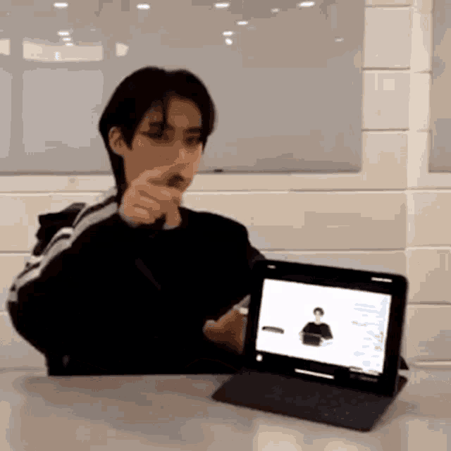 tenor (16).gif
