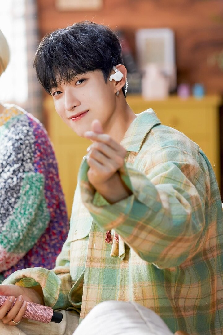 weverse_media_4a3dd4de09c14b46987e45070381c19d300.jpg