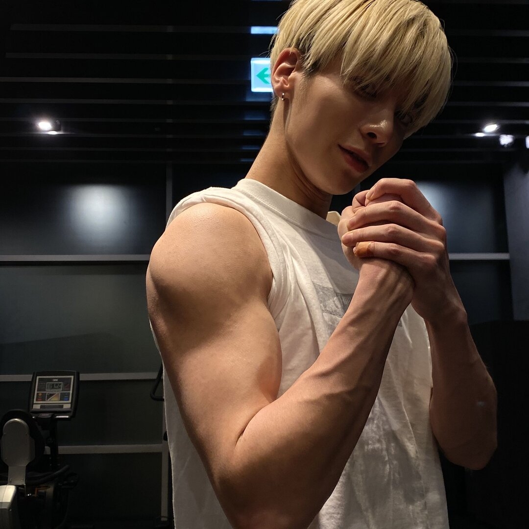 weverse_moment_01a11b31e53a40df834dda7808573981998.jpg