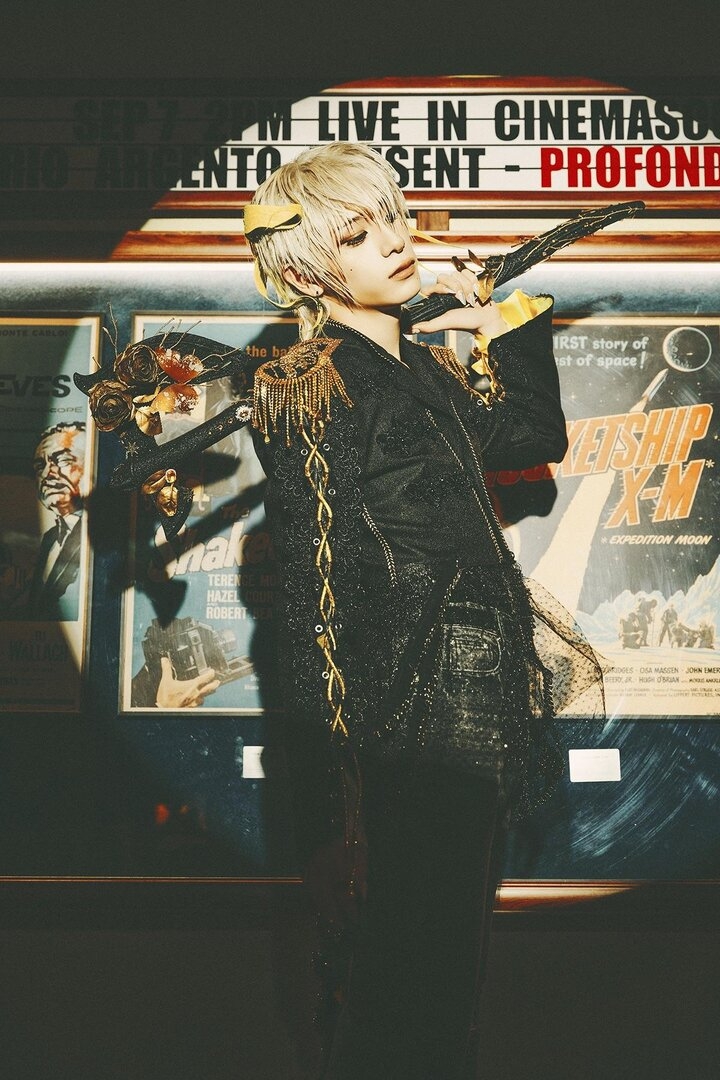 xlov-the-1st-mini-album-uxlxve-main-concept-photo-1-haru-v0-0dzvfikt3puf1.jpg