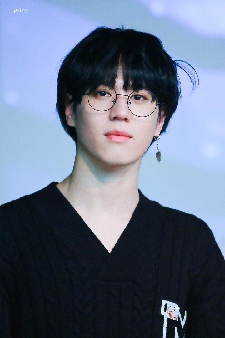 yugyeomglasses.jpg