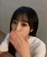 yena-choiyena-blow-kiss-blowing-live.gif